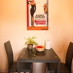 Cozy 1 Bedroom Flat Near Beach Sleeps 4